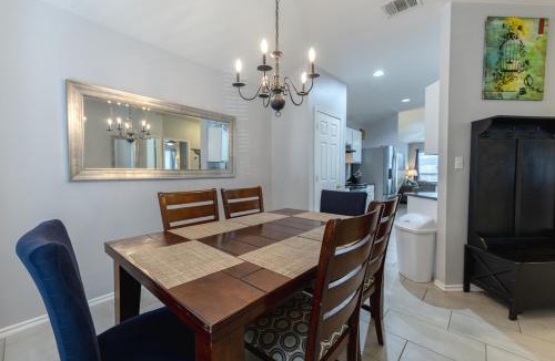 West San Antonio House | Modern Updates - Great Location - King Bed- BMT