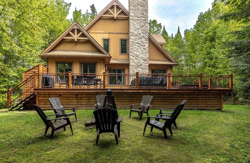 Saint-Faustin-Lac-Carre Ski Chalet | ❤️ Mont-Tremblant Ski-in/Ski-out Chalet | Hot Tub | Pool Table