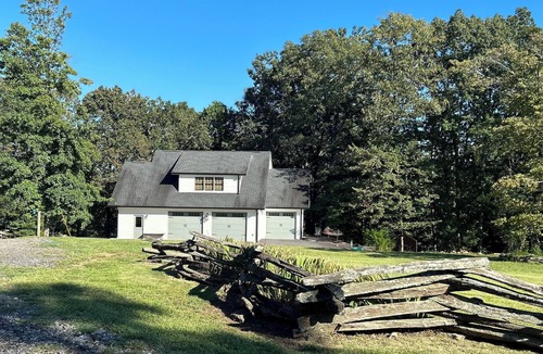 Dawsonville Apartment | Mountain Retreat- 2BR Near Amicalola Falls & Dahlonega Wineries- Sleeps 5