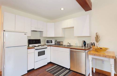 Pemberton Apartment | Mountainview 1 bedroom suite king bed quiet & cozy WIFI parking walk to Village
