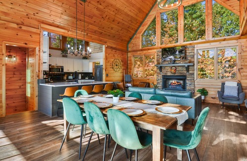 Epworth Cabin | MTN VIEWS! Modern Cabin, Hot tub, Games, Families & Groups!