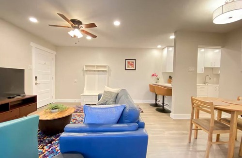 Oak Lawn Condo | Near Dallas Market Center & Walk to Vibrant Cedar Springs Strip w/Gated Parking
