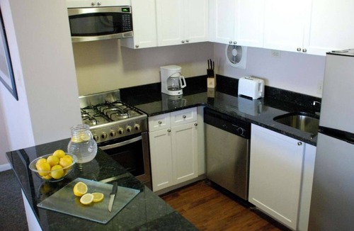 Logan Square Hotel | Near LOVE Park | Skyline Rooftop Pool with Kitchen