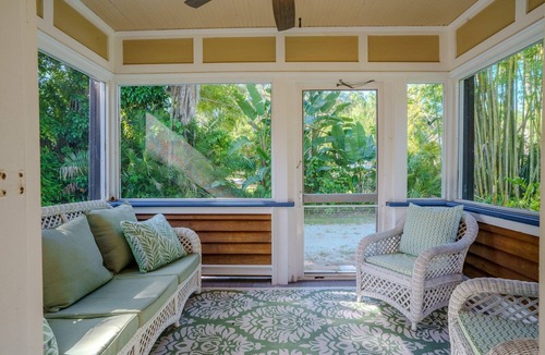 Indian Beach Sapphire Shores House | Near Sarasota Bay Garden Cottage - 2BR Historic Retreat