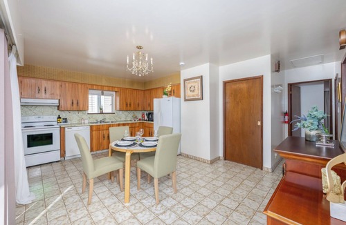 Grandview-Woodland House | Near Skytrain/10 mins drive or2 stops to Downtown/Free Parking/Huge Balcony