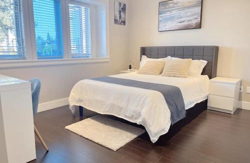 Burnaby House | Near Skytrain and QUIET Private Bedroom Ensuite BathRM, Free Wifi & Coffee, Cozy