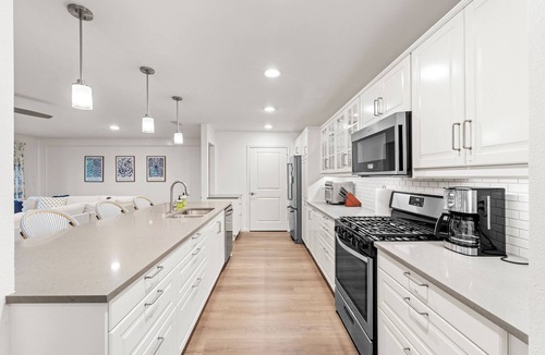 Frisco House | Near Universal, EV charger, baby/pet gear included, fenced yard, walkable