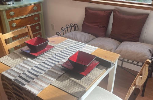 West Vancouver Apartment | Nested in beautiful south facing garden studio available for rent