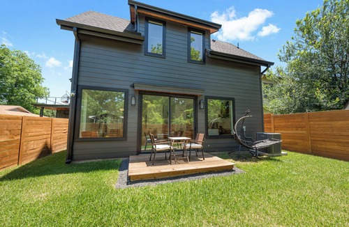 Highland House | New 2BR. EV Charge. Central to Domain, DowntownUT. Free parking,WIFI. Sleeps 4