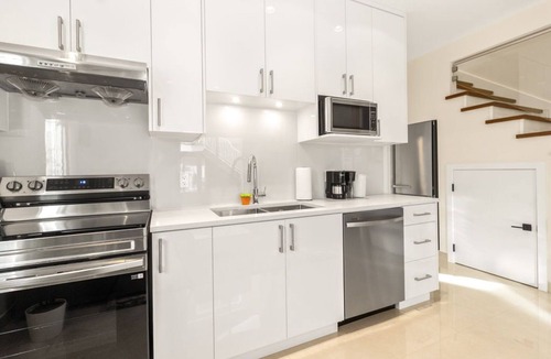 Hastings House | New 3BR Laneway - Quiet Area Near Downtown
