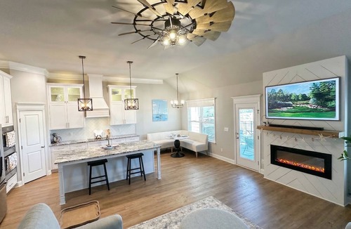 Grovetown House | New 4B Luxury Farmhouse with Horse Farm Views Peaceful Masters Week Stay