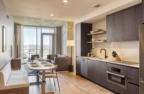 Rainey Street Historic District House | New Austin High Rise w/Luxe Amenities | Rooftop Pool, Gym, Yoga Studio & More!