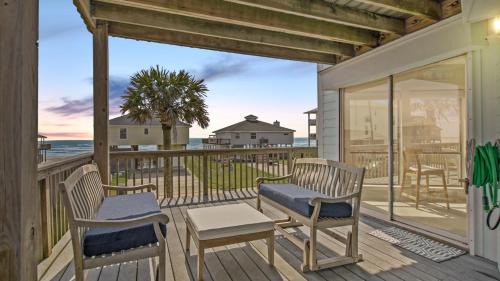 Galveston House | NEW ~Cozy Chic Beachside Bungalow~ STEPS TO BEACH