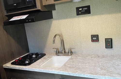 Aldergrove House | New trailer with queen bed, air-con in Aldergrove, safe &quiet, privacy