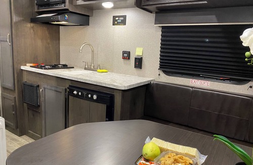 Aldergrove House | New trailer with queen bed, air-con in Aldergrove, safe &quiet, privacy