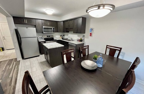 Thorold House | Niagara Getaway 4bdrm, 4bths. 18 min to Falls. 'Isla Paraiso Verde'