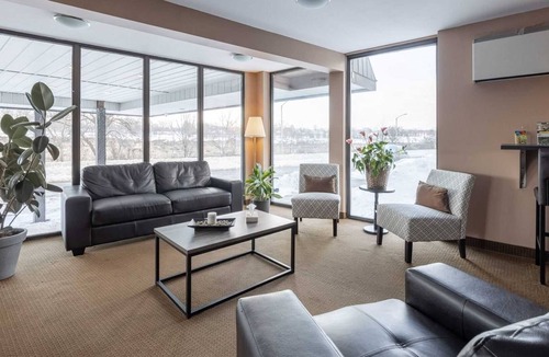 Niagara Falls Hotel | Niagara River Hotel with Pool - 5 Bedrooms Group