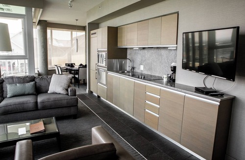 Booktown Apartment | Ocean front retreat in the heart of the quaint town of Sidney BC. Pet-friendly!