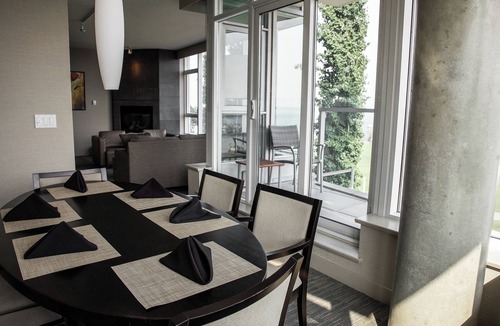Booktown Apartment | Ocean front retreat in the heart of the quaint town of Sidney BC. Pet-friendly!