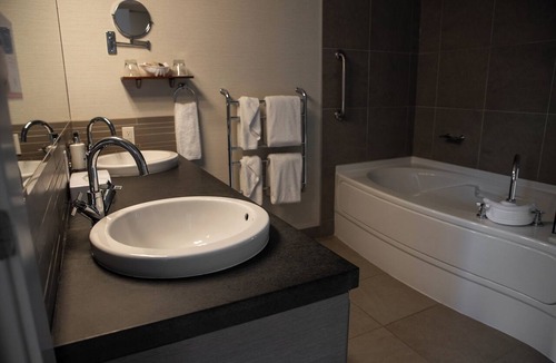 Booktown Hotel | Ocean front retreat in the heart of the quaint town of Sidney BC. Pet-friendly!