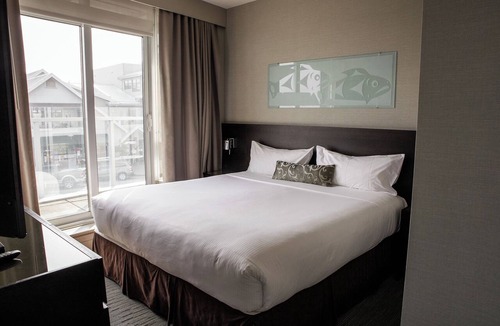 Booktown Hotel | Ocean front retreat in the heart of the quaint town of Sidney BC. Pet-friendly!