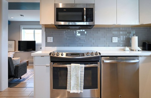 Hastings House | Ocean + Mountain Views 🌊🏔 Walk to FanFest/Ocean | Sleeps 6 | Free Parking