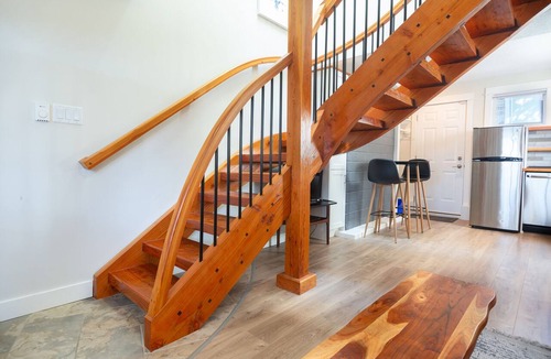 Departure Bay House | ★Ocean View Loft w/Dedicated Hot Tub in Departure Bay. Treat Yourself Book Now★