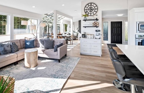 Sooke House | Oceanfront Beach Escape
