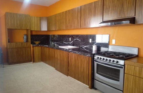 Ixtapa House | Oceanfront Private 7-bedroom house with AC in vibrant Zihuatanejo