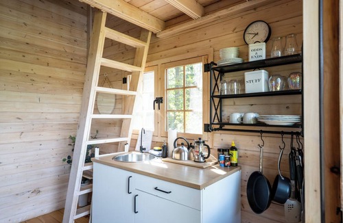 Gravenhurst Cabin | Off-Grid Getaway | Fireplace, BBQ & Patio