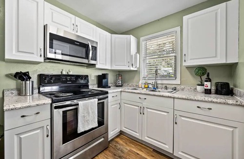 Lakeland House | One bedroom 1️⃣ bath bungalow located n the charming Lake Morton Historic District