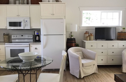 Mahone Bay Apartment | One bedroom fully equipped Mahone Bay luxury cottage