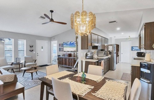 Venice Gardens House | Our Happy Place - super comfortable S Venice home close to beaches, shopping