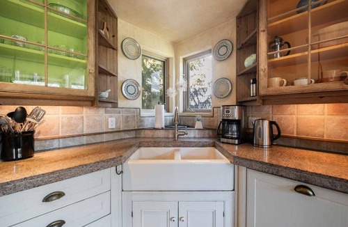 Blueberry Hill Apartment | Panoramic views | Private hot tub | BBQ | Parking