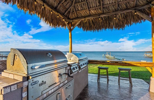 Bacliff House | Paradise Home Spacious 5-bedroom house sleeping 14,Heated pool in lovely Bacliff