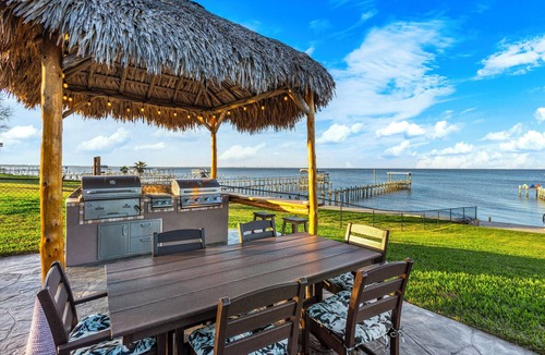 Bacliff House | Paradise Home Spacious 5-bedroom house sleeping 14,Heated pool in lovely Bacliff