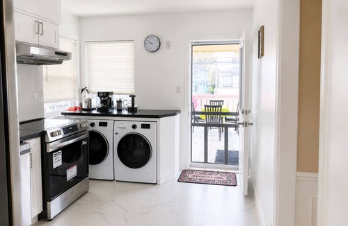 Killarney House | Park View 3BR Home.Covered SunDeck. Near Metrotown