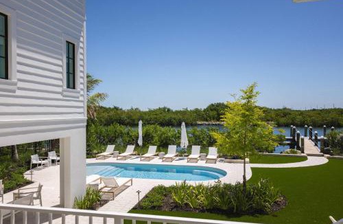 Key West House | Parking Pool & Dock - Shellstone House
