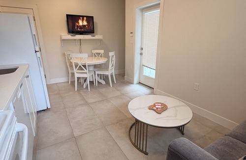 Burnaby House | Peaceful Private Suite in Beautiful Home. 20 min to downtown
