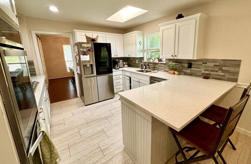 Carrollton House | Peaceful Spacious Family Retreat, Fast WiFi and Minutes to Everything