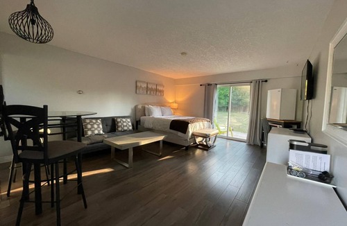 Colpoys Bay Hotel | Peninsula Motel