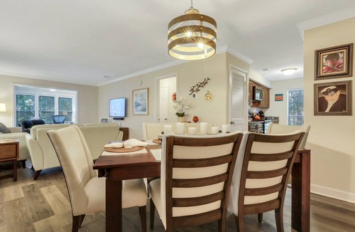 Saint Simons Heights Condo | Perfect South Island Location! 4 Bikes included/Pool/Pickelball. Bring the Dog!