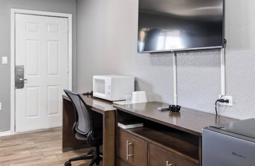 Cleburne Hotel | Perfect Vacation Stay: Relax in Stylish Room + Explore Local Cleburne Landmarks