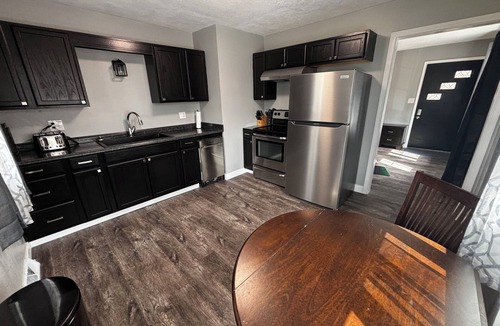 Independence House | Pet Friendly!, Beautifully remodeled 2 BR duplex for your stay