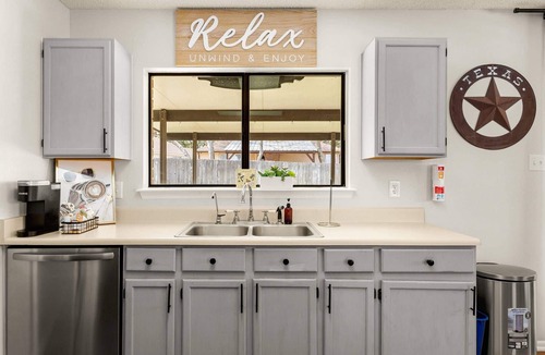 Heritage House | Pet-Friendly Family Home Near SeaWorld | Spacious Yard | Sleeps 6 | Minutes to Lackland AFB