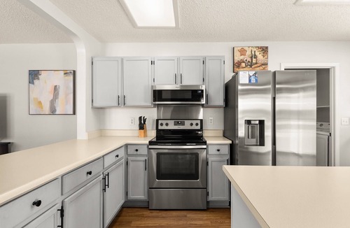 Heritage House | Pet-Friendly Family Home Near SeaWorld | Spacious Yard | Sleeps 6 | Minutes to Lackland AFB