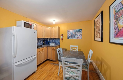 Port Burwell Apartment | Pet-Friendly Luxury Retreat Walk to Blue Flag Beach, close Dog Beach, Submarine