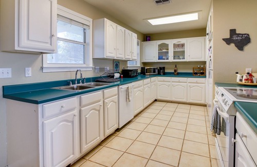 Tow House | Pet-Friendly Vacation Rental in Texas!