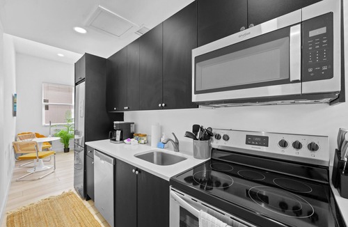 Gillespie Park House | Pineapple Paradise - 13 min to Beach - Fire Pit