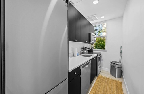 Gillespie Park House | Pineapple Paradise - 13 min to Beach - Fire Pit